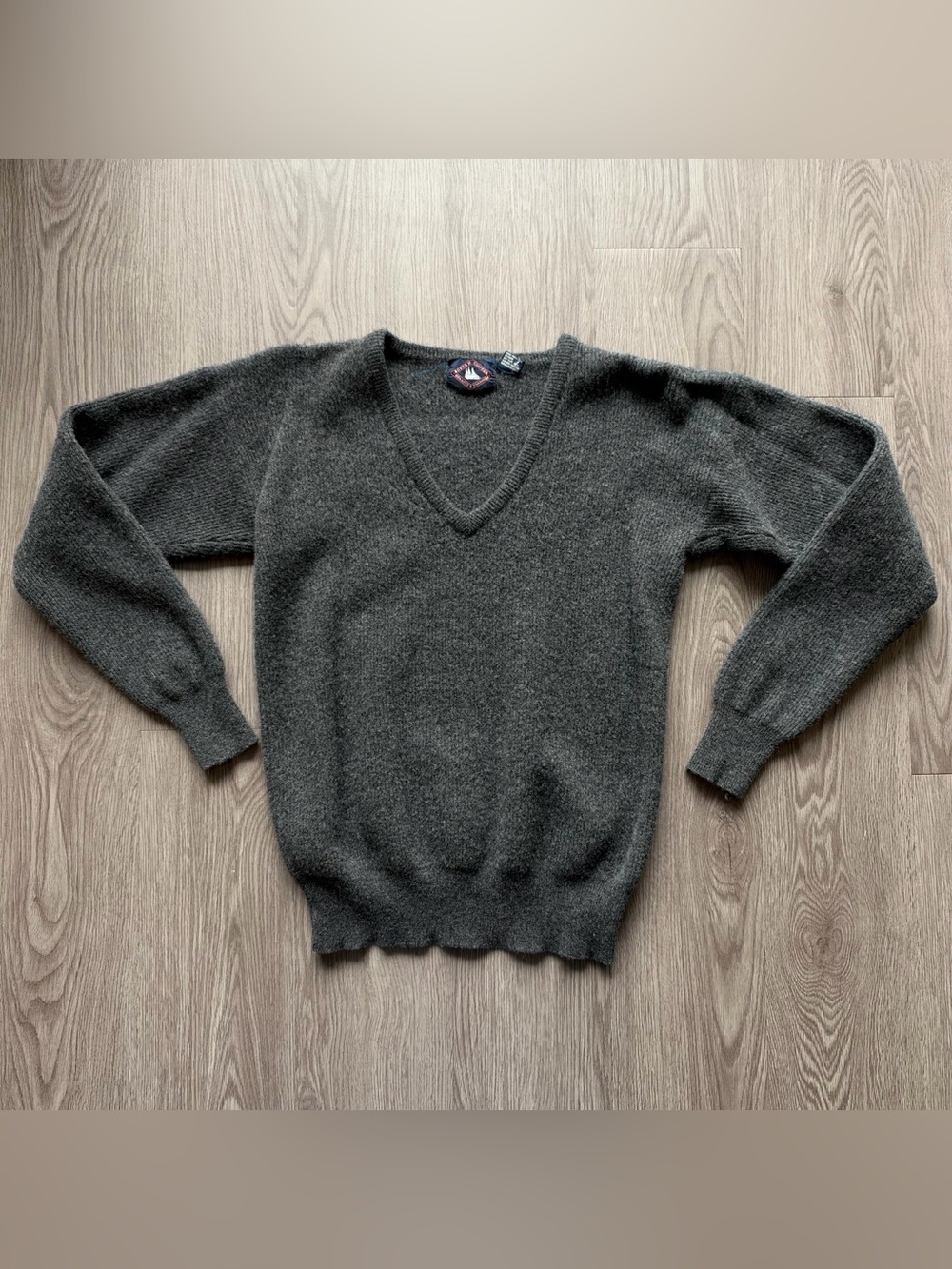 Boston Clipper 100% lambswool v-neck sweater